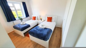 4 bedrooms - Cheerful 4-bedroom House (Cheltenham)