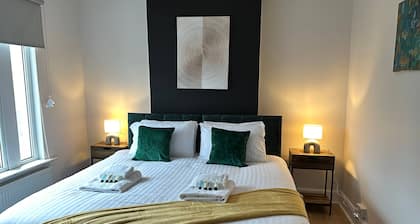 3 bed Chill Glouc With 3 Bedrooms and 1 Bathrooms