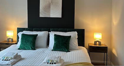 3 bed Chill Glouc With 3 Bedrooms and 1 Bathrooms