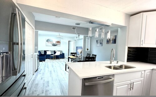 New Fresh House in Seminole Close to Beach