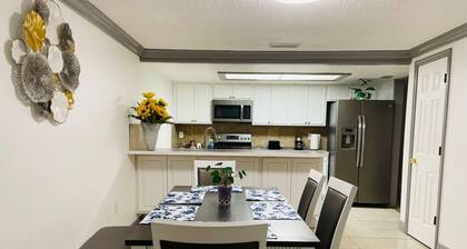 Home Close to Saint Pete Pier Quiet Spacious