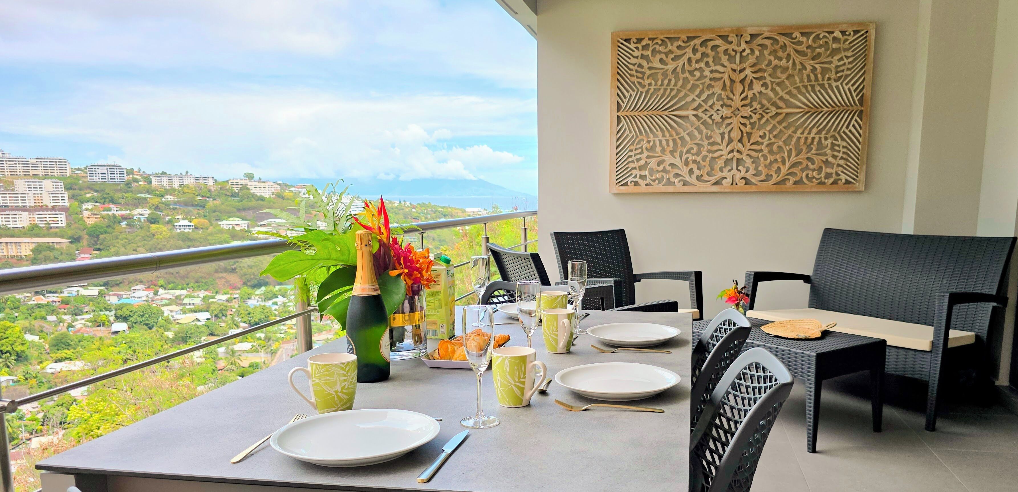 Profitez d’une terrasse spacieuse avec coin repas et salon extérieur.