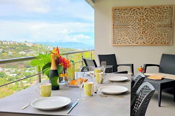 Profitez d’une terrasse spacieuse avec coin repas et salon extérieur.