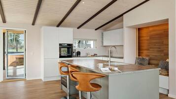 Fridge, dishwasher, coffee/tea maker