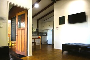 Traditional-Villa, Mehrere Betten, Gartenblick | Wohnbereich