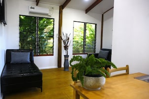 Vila tradicional, várias camas, vista para o jardim | Área de estar | TV de tela plana 32 polegadas com canais digitais, Netflix