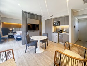 Tủ lạnh nhỏ, lò vi sóng, bếp nấu, dụng cụ nấu nướng/bát dĩa/dao nĩa 