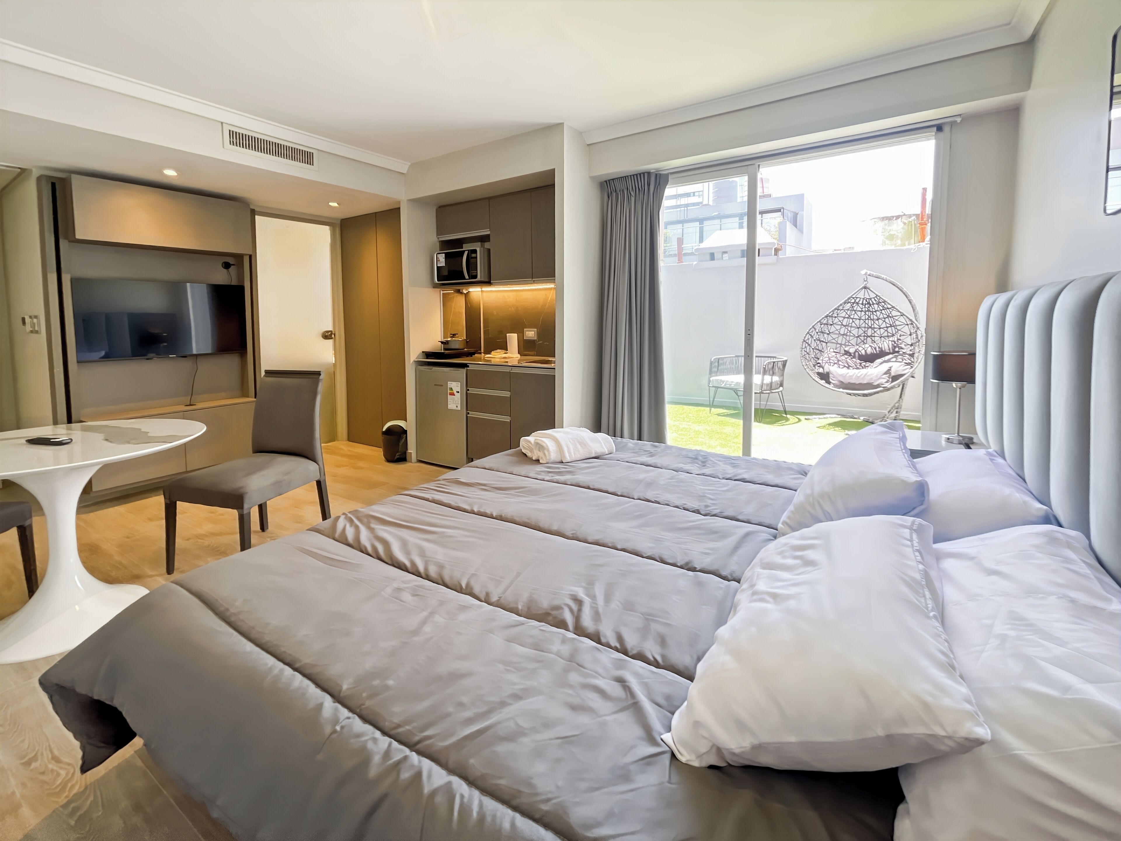 Studio, hiên | Khu vực làm việc phù hợp cho laptop 