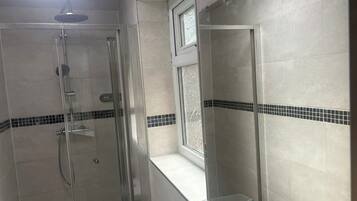 Buồng tắm vòi sen, đồ dùng nhà tắm miễn phí, máy sấy tóc, khăn tắm