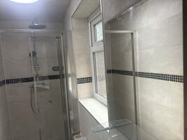 Chuveiro, produtos de toalete grátis, secador de cabelo 