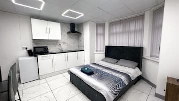 Schreibtisch, laptopgeeigneter Arbeitsplatz, Verdunkelungsvorhänge