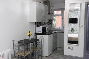 Fridge, microwave, stovetop, cookware/dishes/utensils - Hill's View Apartments (Manchester)