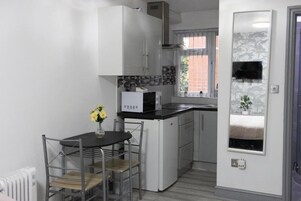 Refrigerador, microondas, placa de cocina, utensilios de cocina