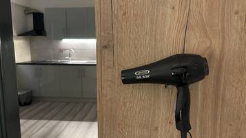 Căn hộ Deluxe, bếp, quang cảnh vườn | Khu phòng khách | TV