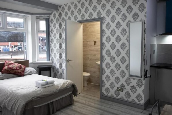 Desk, laptop workspace, blackout drapes, iron/ironing board - Hill's View Apartments (Manchester)