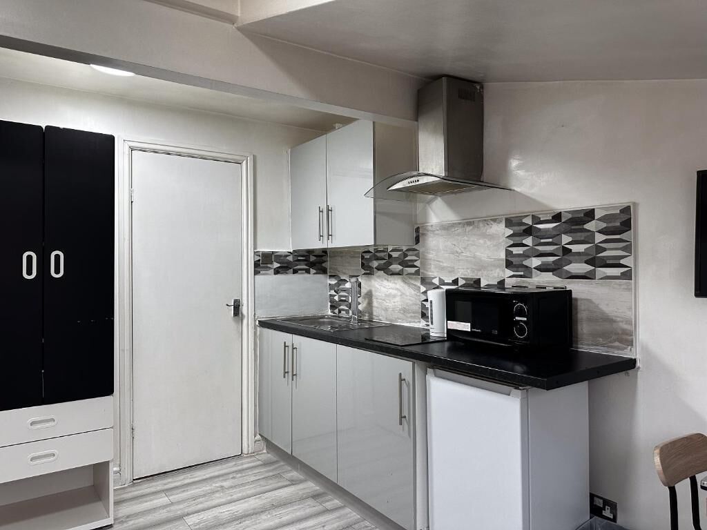 Refrigerador, microondas, parrilla de estufa y utensilios de cocina 