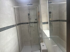 Geladeira, micro-ondas, cooktop, talheres/pratos/utensílios de cozinha