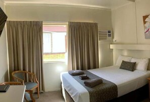 Premium bedding, desk, laptop workspace, free WiFi - Charleville Motel (Charleville)