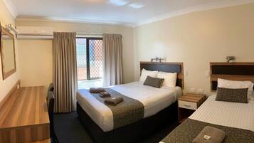 Habitación Deluxe con 2 camas individuales | Ropa de cama de alta calidad y escritorio