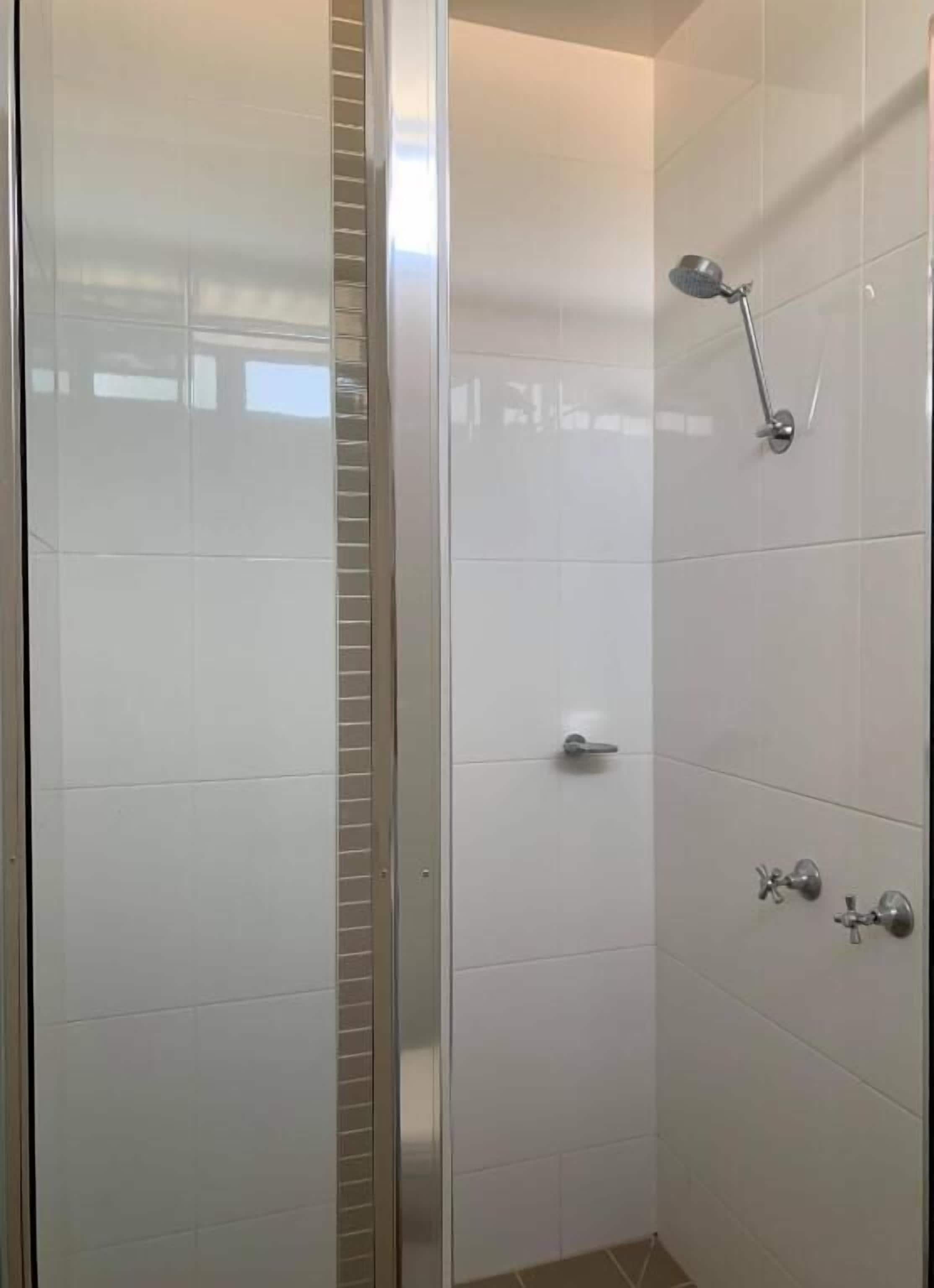 Secador de pelo, jabón, shampoo, papel higiénico