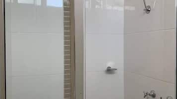 Secador de pelo, jabón, champú y papel higiénico