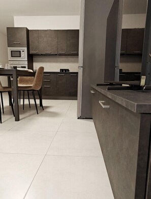 Fridge, microwave, oven, stovetop - Blue Pearl 2 bedroom (Il-Qrendi)