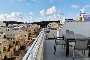 Outdoor dining - Blue Pearl 2 bedroom (Il-Qrendi)