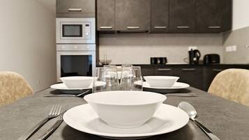 冷蔵庫、電子レンジ、オーブン、コンロ