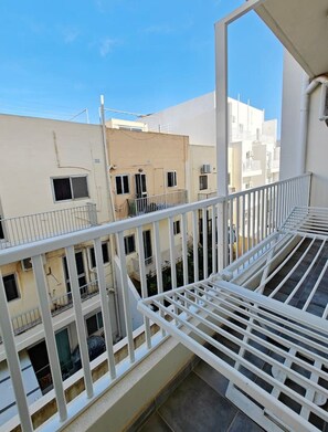 Property grounds - Seaside 2 bedroom apartment (Wied il-Ghajn)