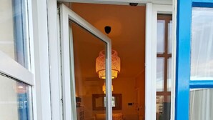 Un intérieur moderne comprenant un coin repas, un canapé et un luminaire suspendu.