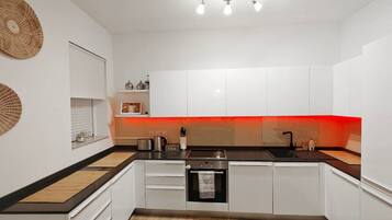 Kühlschrank, Mikrowelle, Ofen, Herdplatte