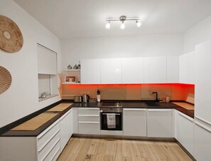 Réfrigérateur, micro-ondes, four, plaque de cuisson