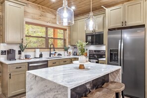 Kjøleskap, mikrobølgeovn, ovn og kokeplater