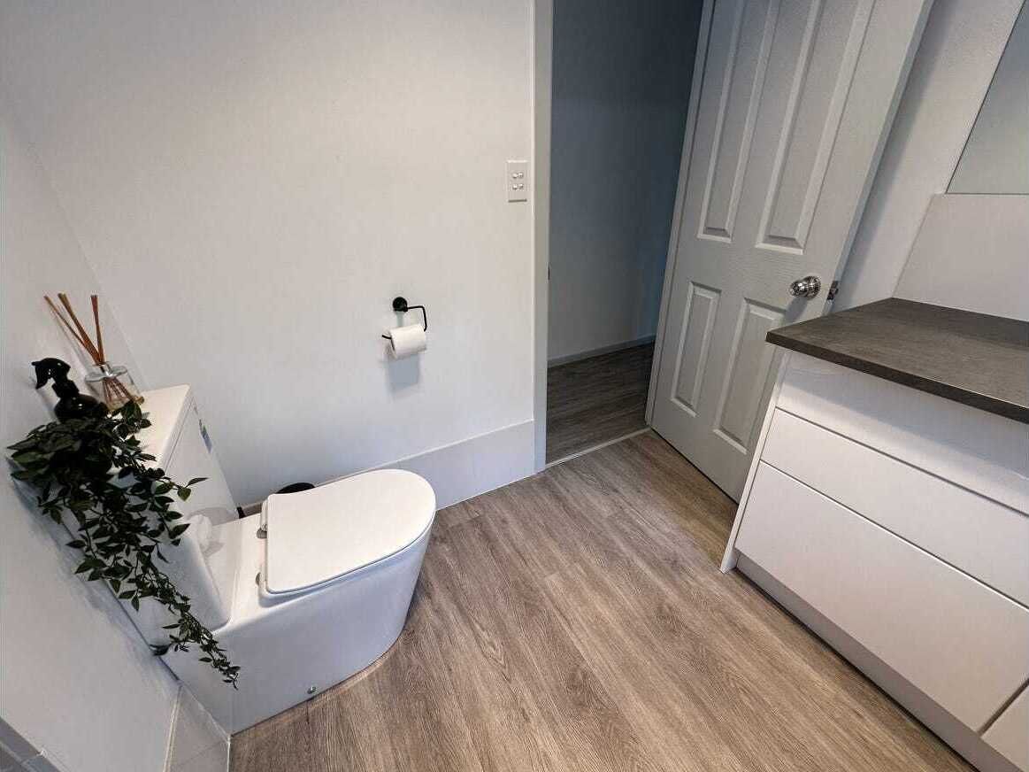 Een douche, een haardroger, handdoeken, zeep