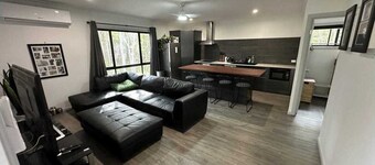 ISLAND HAVEN WOOD - COZY COTTAGE IN AMONGST THE GUMS TREES