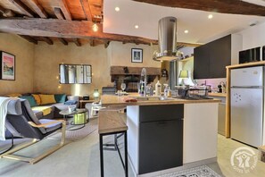 TV, books, offices - L'Atelier de P-A - MONTAUBAN DE BRETAGNE (MONTAUBAN DE BRETAGNE)