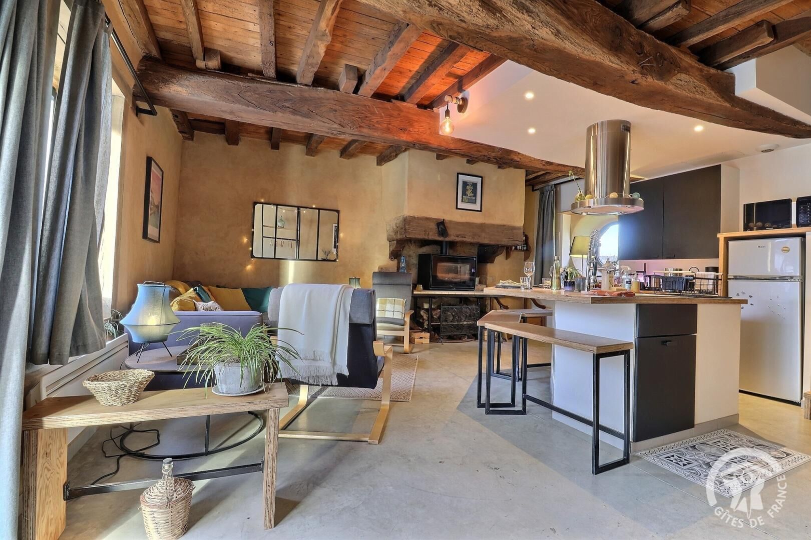 Una televisión, libros, una oficina