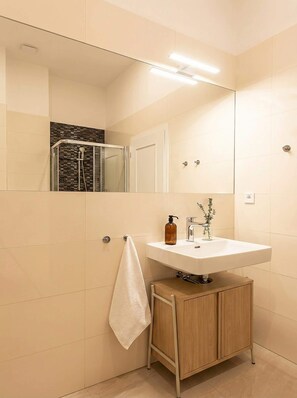 Dusche, Haartrockner, Shampoo