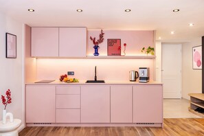 ثلاجة، ميكروويف، موقد طهي مسطح، ماكينة لصنع القهوة/الشاي