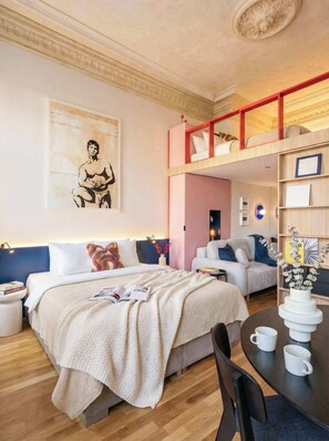 2 عدّة غرف نوم ومكواة/لوح كي وسرير سفر وواي فاي