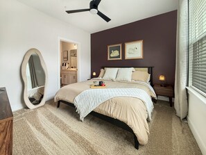 3 habitaciones, escritorio y tabla de planchar con plancha 
