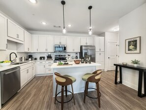 Een koelkast, een magnetron, een oven, een kookplaat