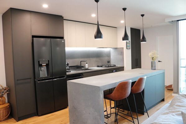 Réfrigérateur, micro-ondes, four, plaque de cuisson