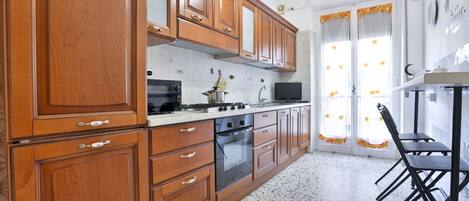 Kühlschrank, Mikrowelle, Ofen, Herdplatte