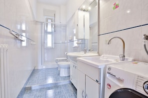 Un baño moderno con ducha, inodoro y lavamanos.