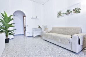 TV - GuestHost - Casa Caramata - Airy Apartment near the Sea (Salerno)