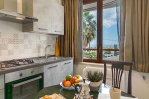 Fridge, oven, stovetop, electric kettle