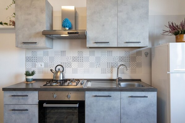 Réfrigérateur, four, plaque de cuisson