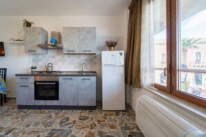 Køleskab, ovn, kogeplade, køkkentøj/tallerkener/redskaber