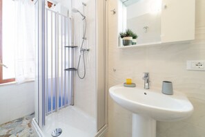 Ducha, secador de pelo, bidet